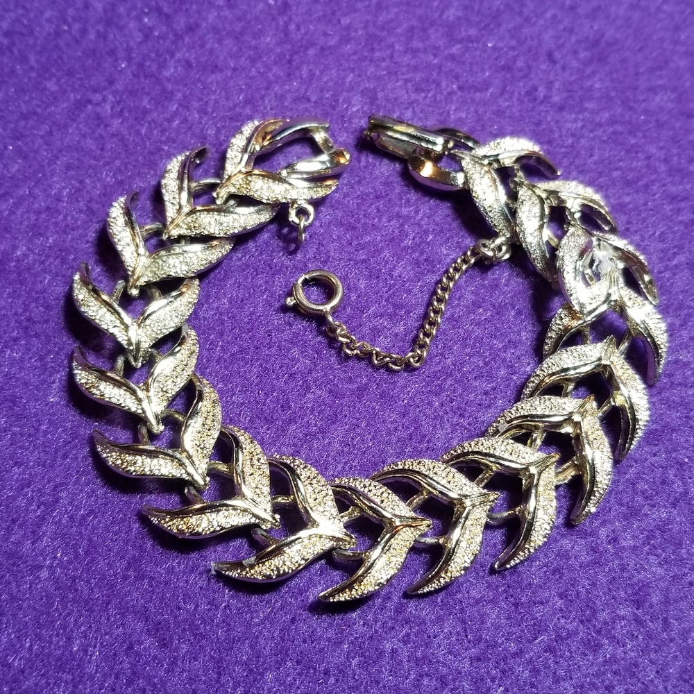 Relisted -Vintage silver tone bracelet chevrons whale tales links - Picture 9 of 10